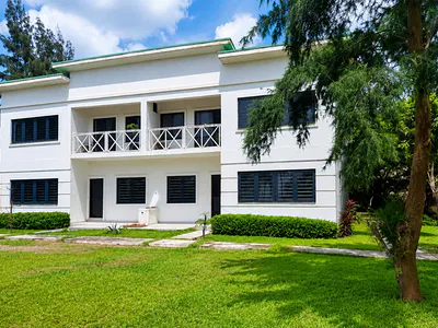 18 Rooms Beachhouse Resort + Swimming Pool, Etc.