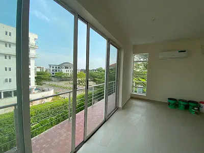 Waterfront 2 Bedroom Apartment with Pool, Gym, Box & Laundry Rooms
