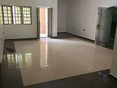 Self Service 3 Bedroom Upstairs with Dinning Spacious