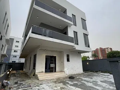 Newly Built and Serviced 6 Bedroom En-Suite Detached House