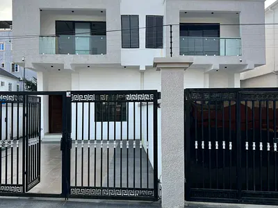 Family Friendly 4 Bedroom Semi Detached with BQ & Family Lounge
