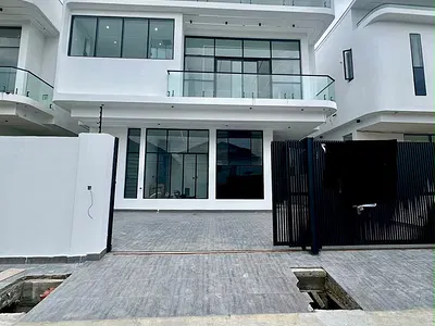 Exquisite 5 Bedroom Detached Duplex with Pool