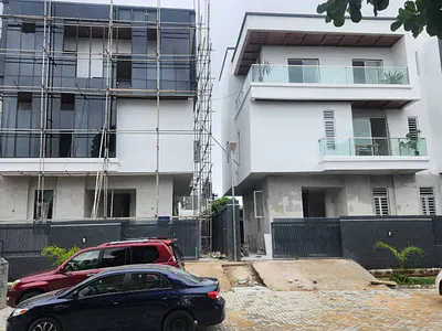 6 Bedroom Fully Detached House with 2 BQ'S