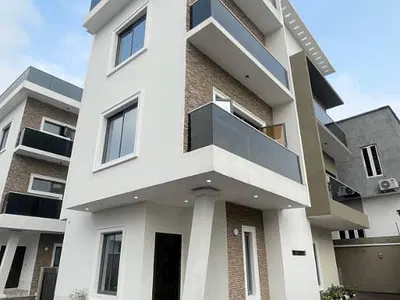 A Fancy, Fully Detached Luxurious Styled 4BDR Duplex + Massive Space