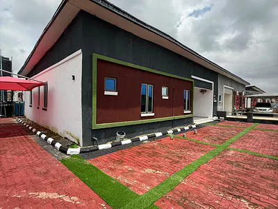 3 Bedrooms Bungalow House