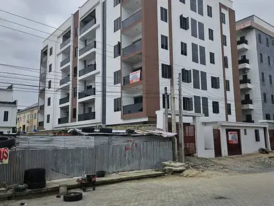 Sleek 2 Bedroom Apartment with Pool, Gym Elevator