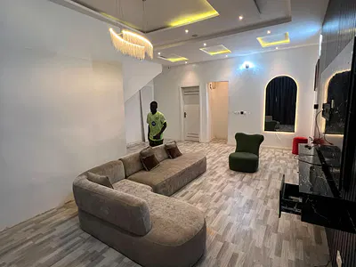 Luxury Fully Furnished Miniflat with Fitted Kitchen