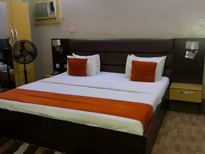 19 Rooms Hotel with Bar