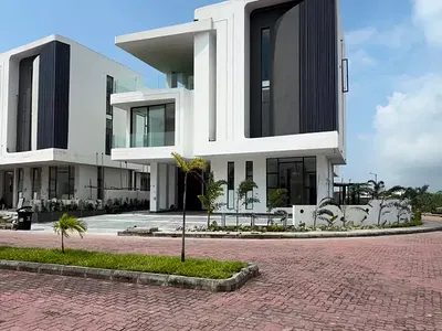 Luxury 5 Bedrooms Fully Detached House with BQ