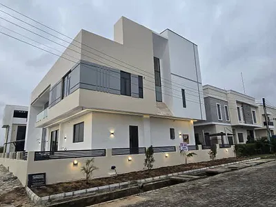 5 Bedroom Fully Detached House with 2 Room BQ (Flood Free)