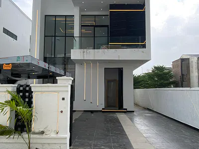 Enormous 5 Bedroom Duplex with a BQ, Pool