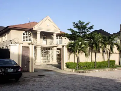 Old 7 Bedroom Fully Detached House with a Room BQ