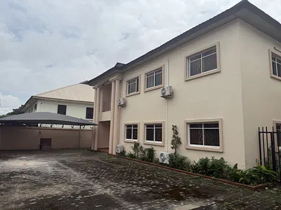 6 Bedroom House with BQ