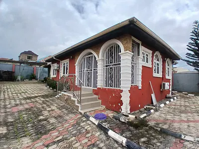 A Well Located Fully Detached 3 Bedroom Bungalow with Solar System