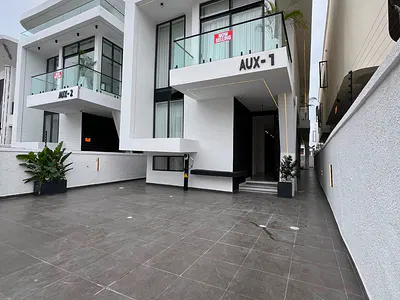 Luxury 5 Bedroom Fully Detached Duplex with Swimming Pool