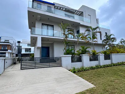 Spacious 4 Bedroom Fully Detached Duplex with Swimming Pool & Ba