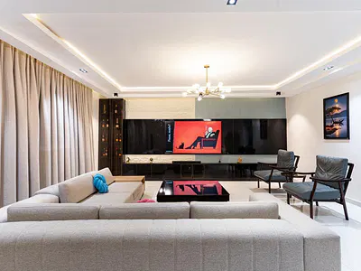 4 Bedroom Apartment New in! Triplex Living Room