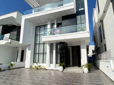 Luxury 5 Bedroom Detached Duplex Unit