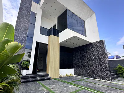 Luxurious 5bedroom House