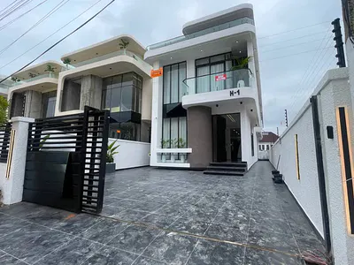 Brand New Contemporary 5 Bedroom Detached