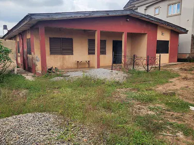 600SQM with an Old Bungalow in a Cool Area