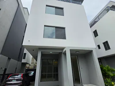 Waterfront 6 Bedroom Detached Duplex in an Estate