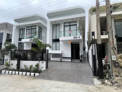 Brand New Contemporary 5 Bedroom Detached