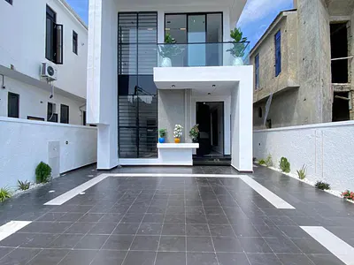 Beautiful 5 Bedrooms Duplex with a Pool and a BQ