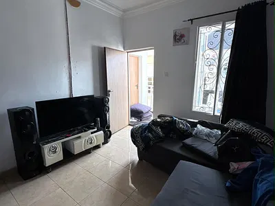 Upstairs Miniflat with a Private Kitchen Available