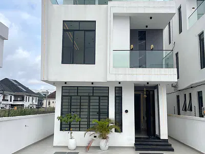Beautiful 5 Bedroom Smart Duplex