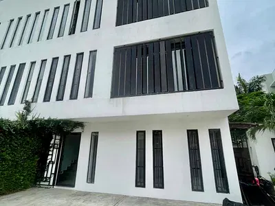 Spacious 2 Bedroom Maisonette No B Q in High Profile Neighborhoods