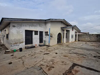 Refurbishable 6 Bedroom Bungalow with 4 Toilets and Bath