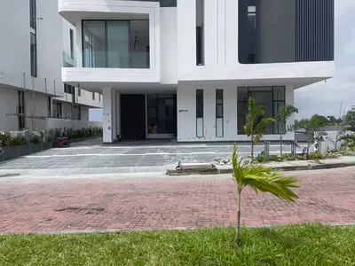 Splendid 5-Bedroom Fully Detached Architectural Masterpiece
