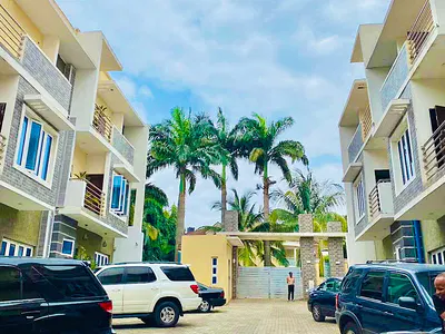 Distress 2 Bedroom Flat on First Floor with 2 Balconies