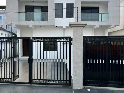 Family Friendly 4 Bedroom Semi Detached with BQ & Family Lounge in a S