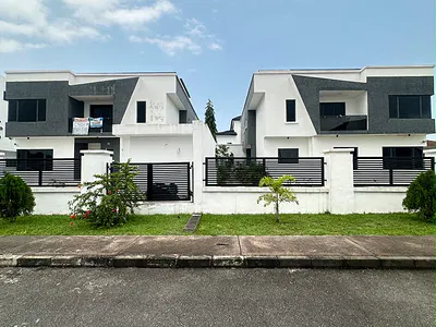 Well-Built Spacious Luxury 4 Bedroom Fully Detached Duplex with a Pent