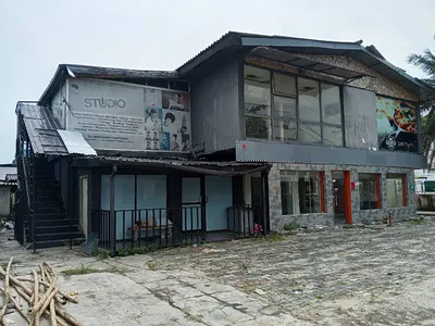 Beautiful Commercial Showroom Property
