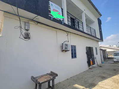 Sharp and Serene 1-Bedroom Apartment (Upstairs)