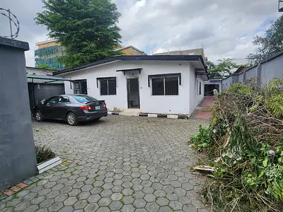 Detached 3 Bedrooms Bungalow with a BQ