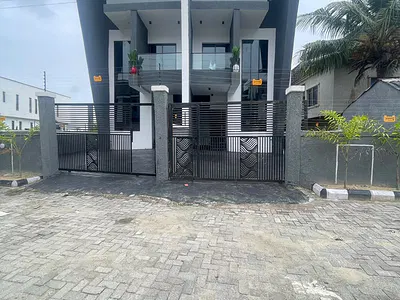 Excellent 3 Bedrooms Semi Detached Duplex with a BQ
