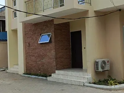 2 Bedrooms Detached Duplex Office Space