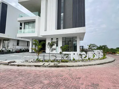 Newly Bmbuilt 6 Bedroom Outstanding Fully Detached Duplex