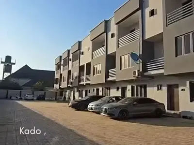4-Bedroom Detached House with BQ