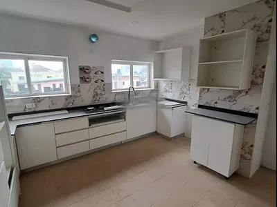 Spacious Penthouse of 4 En Suite Bedrooms + BQ