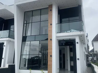 Gorgeous 5 Bedroom Duplex with a Pool and a BQ