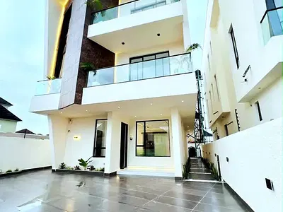 Beautifully Carved 5 Bedroom Luxury Detached Home