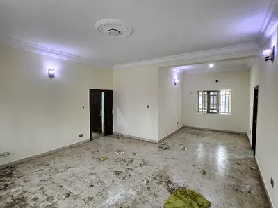 Renovated 3 Bedroom Flat, 4toilet Ground Floor Tarred Rd