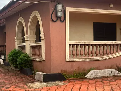4 Bedrooms Bungalow with 3 Sitting Rooms