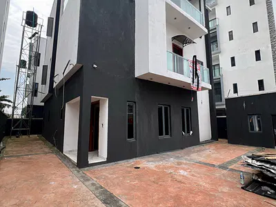 Luxury 5 Bedroom Fully Detached Duplex
