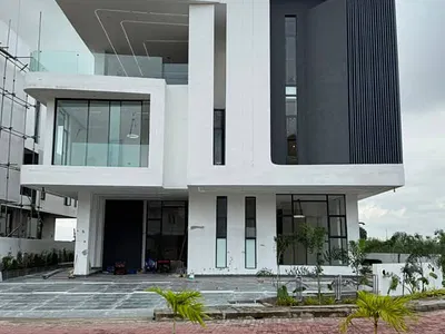Luxury 6 Bedroom Fully Detached Duplex + Solar
